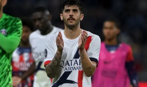 El PSG no se rinde con Lucas Beraldo