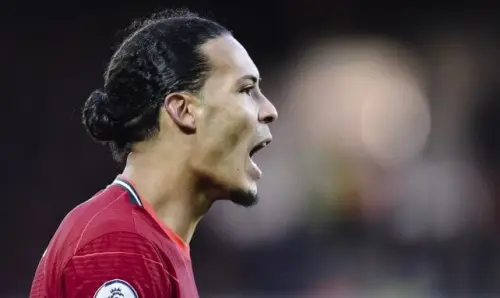 Virgil van Dijk responde con firmeza a Michael Owen