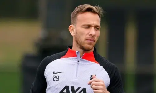 Arthur Melo, víctima de un robo con violencia en un estacionamiento