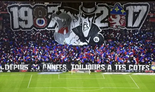 OL: los aficionados despliegan una pancarta anti-PSG e insultan a Nasser Al-Khelaïfi