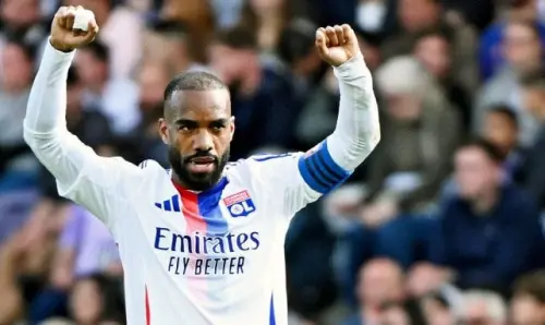 Lacazette se convierte en el segundo máximo goleador en la historia del Olympique de Lyon, superando a Papin