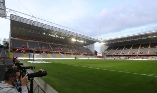 Lens: los Sang et Or despliegan una pancarta para apoyar a los aficionados de Saint-Étienne